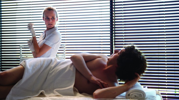 Me, Myself and Mum (2013): Kimliksel Bunalımlar